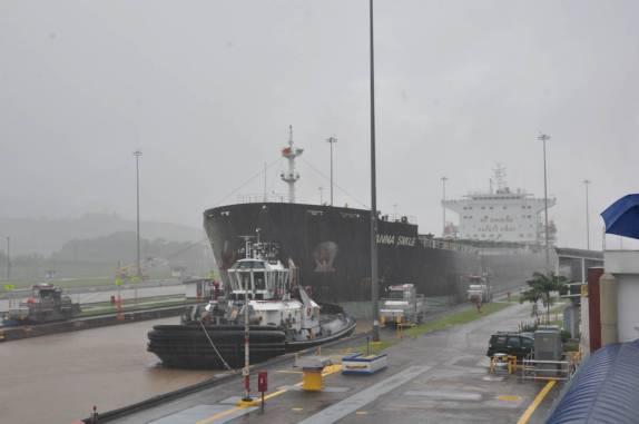 Navio cargueiro atravessa o Canal do Panamá, ao lado da capital do país, a Cidade do Panamá